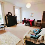 Charming Victorian Flat With Free Parking