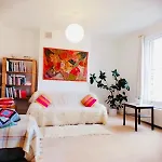 Charming Victorian Flat With Free Parking