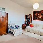 Charming Victorian Flat With Free Parking
