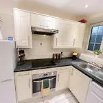 Chic 2-Bedroom Flat With Free Wi-Fi Few Steps From The Oval