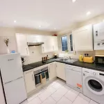 Chic 2-Bedroom Flat With Free Wi-Fi Few Steps From The Oval