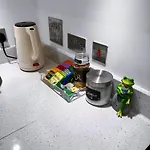 Luxury Modern 2 Bed 2 Bath Apartment