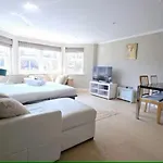 Luxury 1 Bed Apt Sleeps 5, Barons Court 5M To Tube