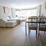 Luxury 1 Bed Apt Sleeps 5, Barons Court 5M To Tube