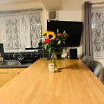 Self Contained 1 Bed Flat Next To Transport For Canary Wharf And Excel, O2 With Free Parking