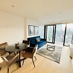 Canary Wharf Apartment - Skyline Views- Central Location