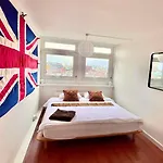 Bright 2-Bedroom In Soho High-Rise With Skyline Views