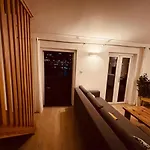2 Bed Overlooking The Marina, Tower Bridge!