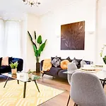 Beautiful Family Villa Near Oxford Street