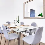 Beautiful Family Villa Near Oxford Street