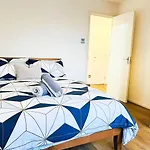 Lovely 2 Bedroom Flat With Free Parking, Great Transport Links To Central London, The Excel Centre, Canary Wharf And The O2!