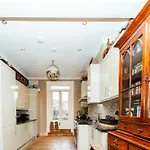 Ultrachic Georgian Townhouse In Central London