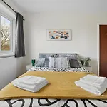 Vichy - Edgware Way 2 Bed Modern Apartment