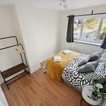 Vichy - Edgware Way 2 Bed Modern Apartment