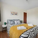 Vichy - Edgware Way 2 Bed Modern Apartment