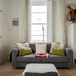 Tranquil City Retreat Loft ~ Close To Victoria!