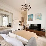 Tranquil City Retreat Loft ~ Close To Victoria!