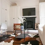 A Modern Luxury Studio