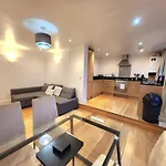 Comfortable 2Br Flat - 1 Min To Tube, Sleeps 6