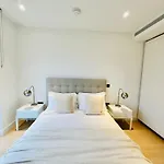 Chic Westfield Retreat - Two Bedroom Two Bathroom Luxury Stay In White City
