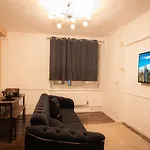 Urban Luxe Stays - Purbrook Bridge