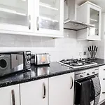 Modern 2Br Flat In Bentley House