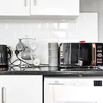 Cosy 1-Bed E15, Sleeps 4, 1 Min From Tube Station Near O2 Arena