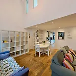 Charming Flat Close To Central London