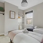 Parea Living - Charming Leyton Cottage Cozy East London Retreat