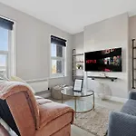 Parea Living - Charming Leyton Cottage Cozy East London Retreat