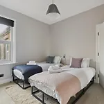 Parea Living - Charming Leyton Cottage Cozy East London Retreat