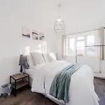 3 Bedroom Flat In Greater London