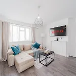 3 Bedroom Flat In Greater London