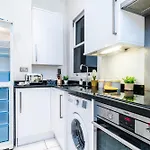 Charming Tooting Hideaway Garden, Resident Parking, Near Tooting Hospital