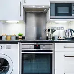 Charming Tooting Hideaway Garden, Resident Parking, Near Tooting Hospital