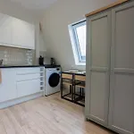 Modern Studio Flat With Balcony In Heart Of London