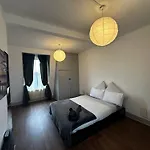 Mileend 4 Large Master Bedroom