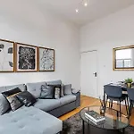 Tranquil City Apartment In London