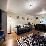 Mia Place In Tower Hill, 2 Double Beds, Max 4 People, Free Parking Available Upon Request, Great Location
