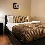Mia Place In Tower Hill, 2 Double Beds, Max 4 People, Free Parking Available Upon Request, Great Location