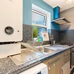 Comfy 4Br House Close To Subway