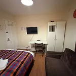 Beautiful 1 Private Bedroom In A Shared 3-Bedroom Apartment Minutes Walk From Bethnal Green