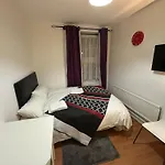 Beautiful Private Double Room In A Shared 3-Bedroom Apartment Minutes Walk From Bethnal Green