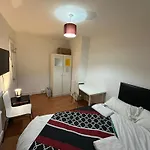 Beautiful Private Double Room In A Shared 3-Bedroom Apartment Minutes Walk From Bethnal Green
