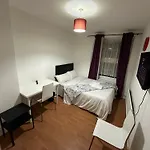 Beautiful Private Double Room In A Shared 3-Bedroom Apartment Minutes Walk From Bethnal Green