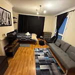 Huge And Affordable 3 Bedroom Flat In Hammersmith For 7 People With Welcome Breakfast