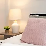 Stylish And Modern 2 Bedroom Flat, Finsbury Park, Sleeps Up To 6 Guests 3 Double Beds, Near Emirates Stadium