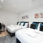 Stylish And Modern 2 Bedroom Flat, Finsbury Park, Sleeps Up To 6 Guests 3 Double Beds, Near Emirates Stadium