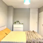 Colourful 4 Bedroom Property - Mile End - Central, Hammersmith & City And District Lines