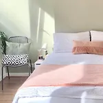 Colourful 4 Bedroom Property - Mile End - Central, Hammersmith & City And District Lines